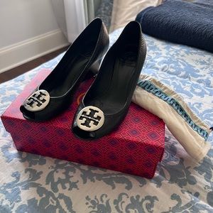 Tory Burch Silver Medallion Logo Pebbled Leather Peep Toe Low Wedge